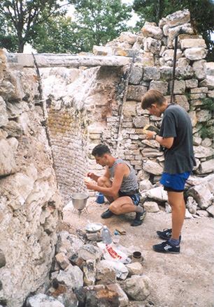 Obed v razvalinah.jpg (43550 bytes)